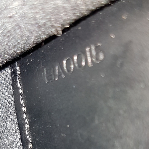Louis Vuitton Taiga Briefcase - Picture 6 of 9